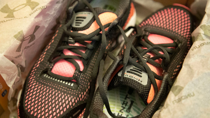 Solo la zapatilla derecha contiene un sensor.Foto: Victoria Song (Gizmodo)